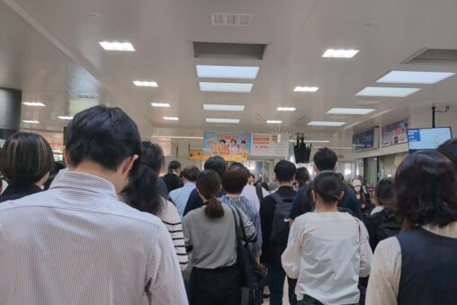 改札前の人混み