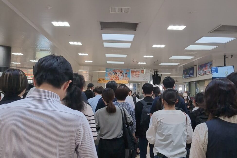 改札前の人混み